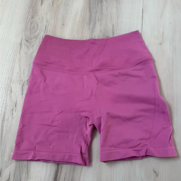 Seamless High-Waist Pink Bike Shorts - Image 3