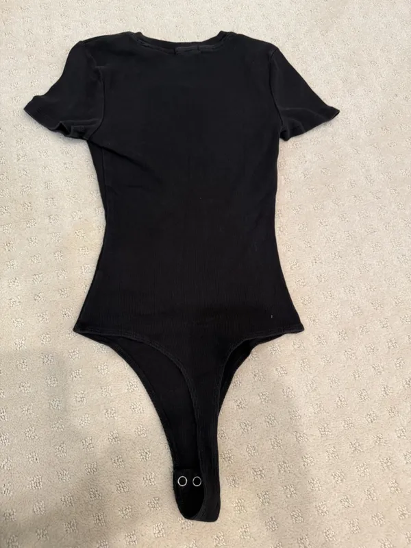 Good American Black Ribbed Short Sleeve Thong Bodysuit Size XS - Image 4