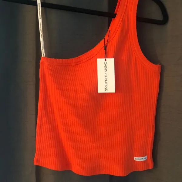 🆕 Calvin Klein Jeans
One-Shoulder Tank Top - Image 3