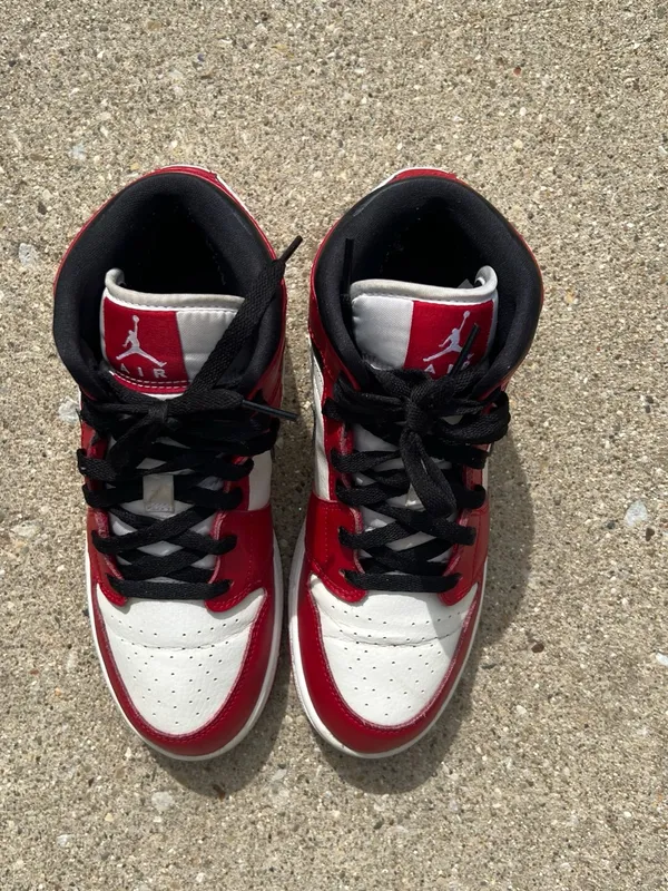 Air Jordan 1 Mid GS 'Chicago' Size 7y Women’s Size 8.5 - Image 3