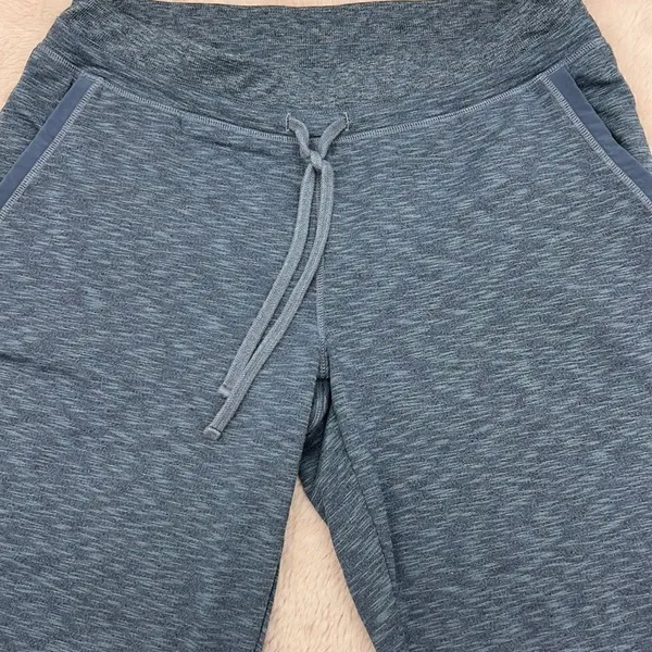 Athleta gray drawstring sweat capris size medium - Image 2