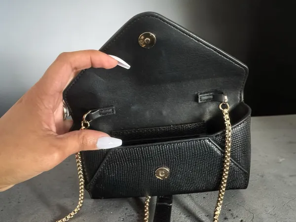Black Lizard Embossed Envelope Crossbody Bag with Gold Chain Strap - Image 3