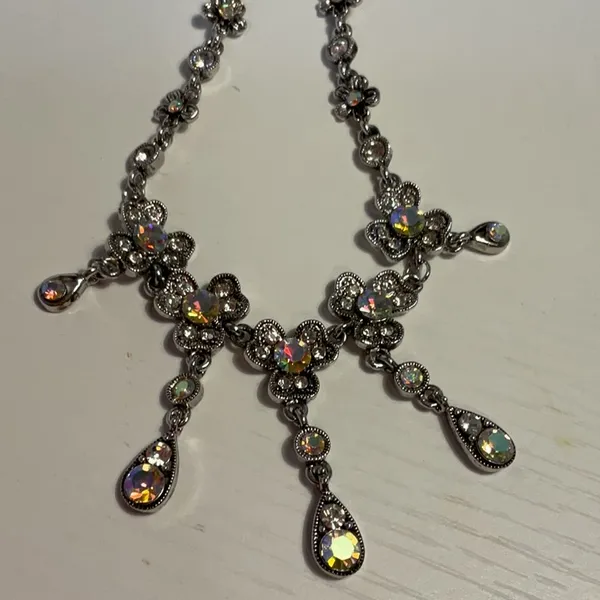 Sparkle sparkle with this silver toned necklace - Image 3