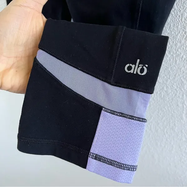 Alo Yoga Black and Purple Active Workout Pants Legging Tights 17.5" Inseam Small - Image 4