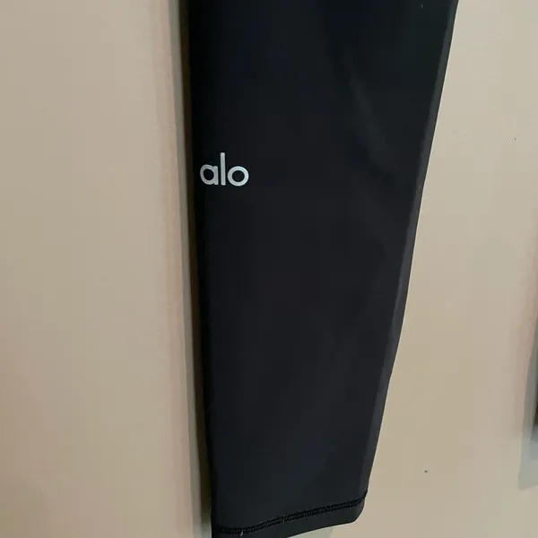 Alo Yoga High Waisted Ripped Warrior Legging in Black‎ Size Medium - Image 12
