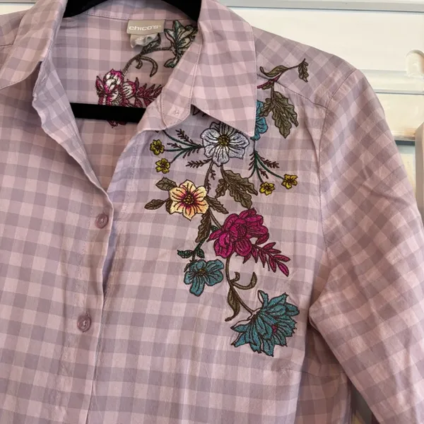 Chico’s Lavender Plaid Floral Button Down Shirt Size‎ 0 (4/6) - Image 3
