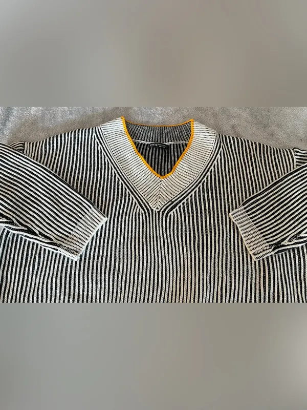 Women’s SHEIN Black & White Striped V-Neck Sweater with Yellow Trim Size Medium - Image 4