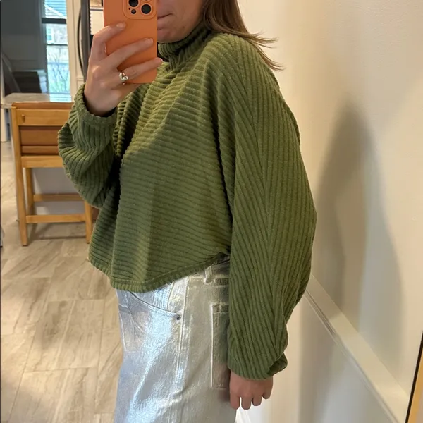 Green lightweight turtleneck cropped sweater - Image 2