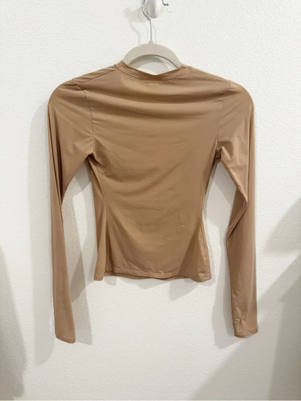 Skims Fits Everybody Long Sleeve T-shirt in Clay Beige Size XS - Image 4