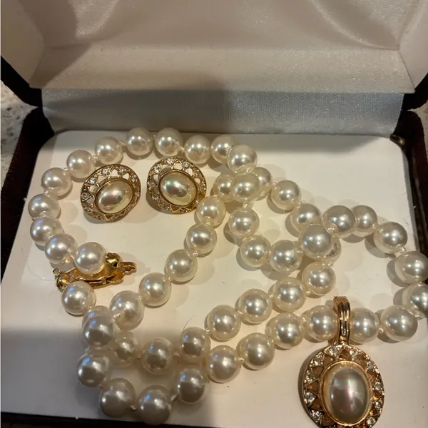 Vintage Roman pearl earrings and necklace set comes in vintage box - Image 2