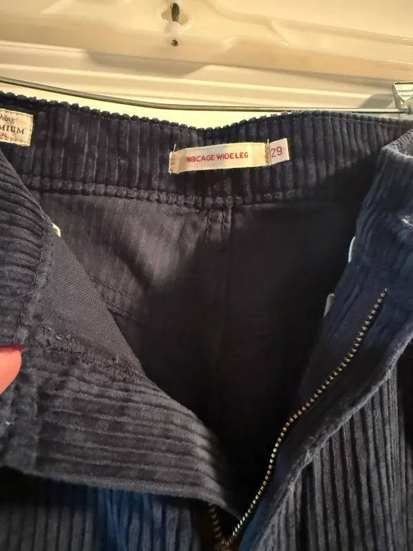 Levi’s Ribcage Wide-Leg Jeans Corduroy - Image 3