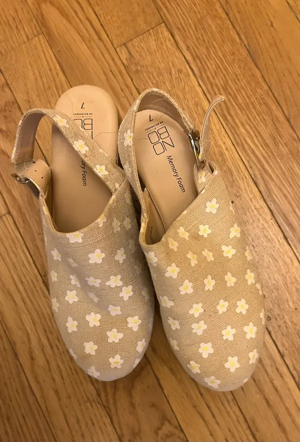 No Boundaries Daisy Memory Foam Sandal Clogs 2.5” Size 7 - Image 4