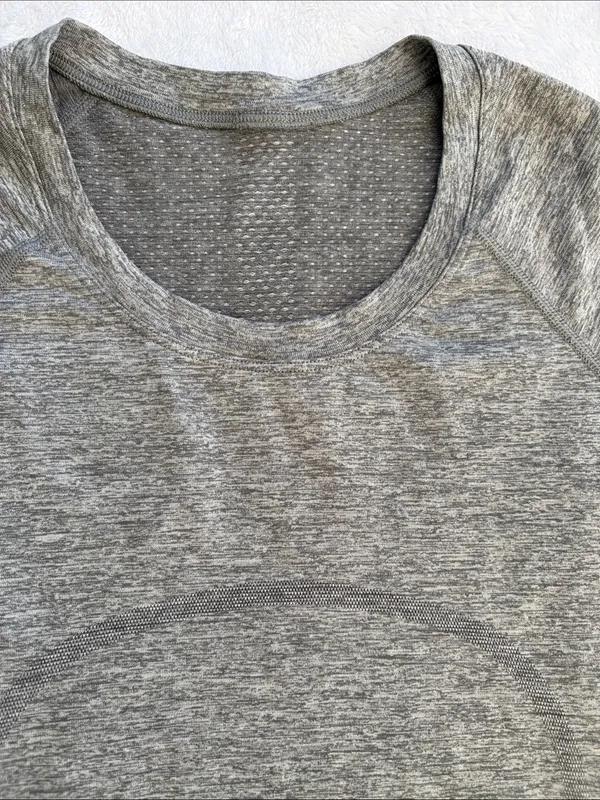 Lululemon size 10 Heather Gray swiftly tech tee short sleeve athletic gym preppy - Image 4