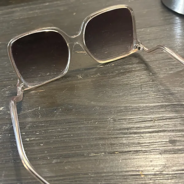 Stylish Women's Sunglasses - Image 4