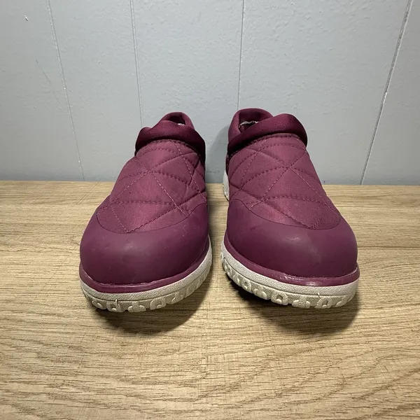 L.L. Bean‎ Quilted Ultralight Primaloft Waterproof Slip-On Shoes Berry Size 6 - Image 2
