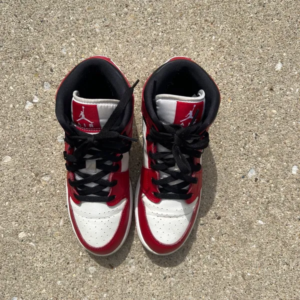 Air Jordan 1 Mid GS 'Chicago' Size 7y Women’s Size 8.5 - Image 3