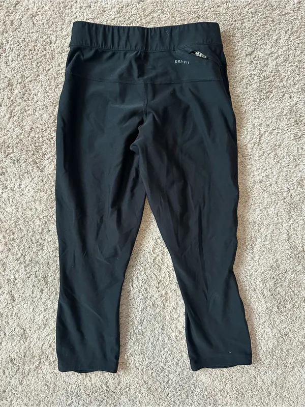 Nike Black Performance Capri Leggings - Image 2