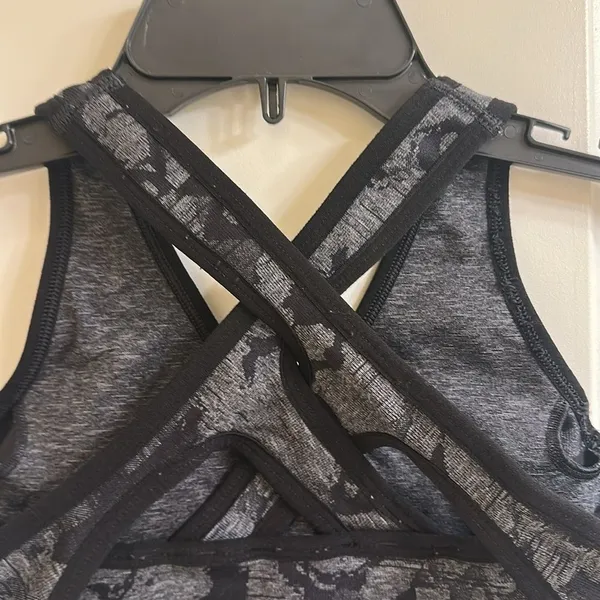 Gymshark Adapt Camo Seamless Sports Bra Black Size Small - Image 7