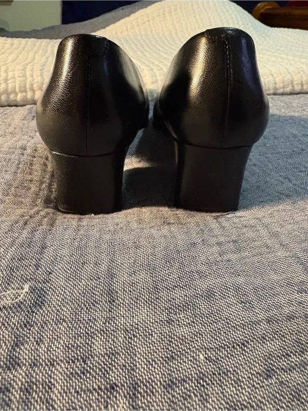 Hillard & Hanson Black Leather Square-Toe Low Block Heels Size 7.5 - Image 5