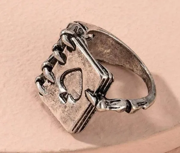 Skeleton hand with playing card ring - Image 3