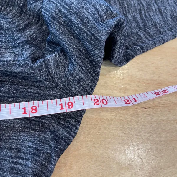 Lululemon Long Sleeve V‎ Neck Top Thumb Hole Heathered Gray AthleticSize 6 - Image 7