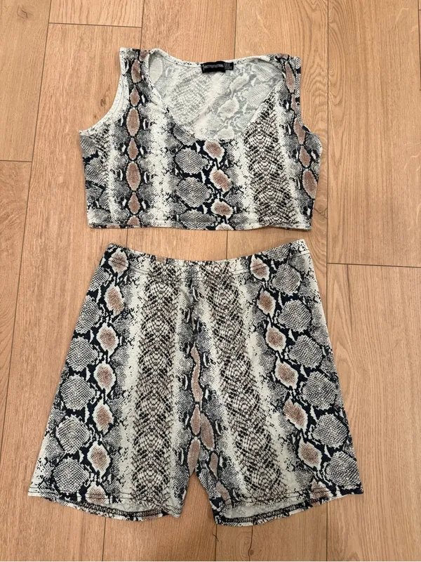 PrettyLittleThing snake print cropped tank top and biker short two-piece set - Image 3
