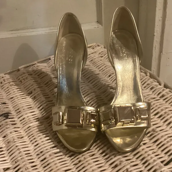Gucci Gold Heeled Sandals - Image 2