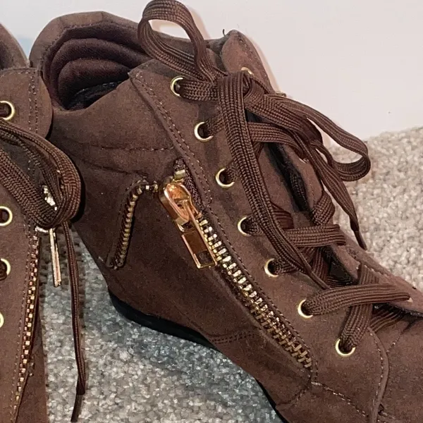 Forever 21 wedge bootie in chocolate brown with gold trim size 7.5 - Image 3