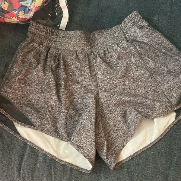 Lululemon Hotty Hot Short II Sz 6 tall Heather Lux - Image 6