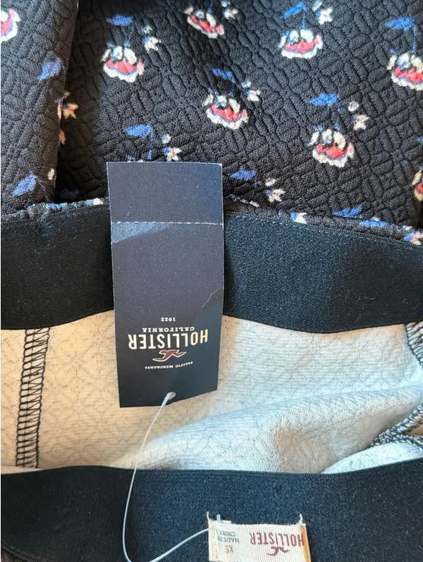 NWT Hollister Skater Skirt size XS, black floral mini skirt - Image 4