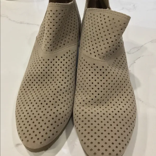Like new suede booties Tan Size 9 - Image 3