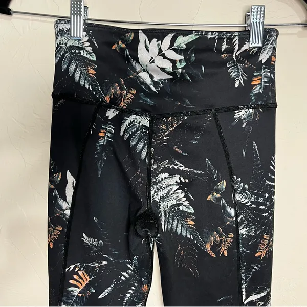 Sweaty Betty Tripical Patterned Reversible‎ to Black Leggings - Image 5