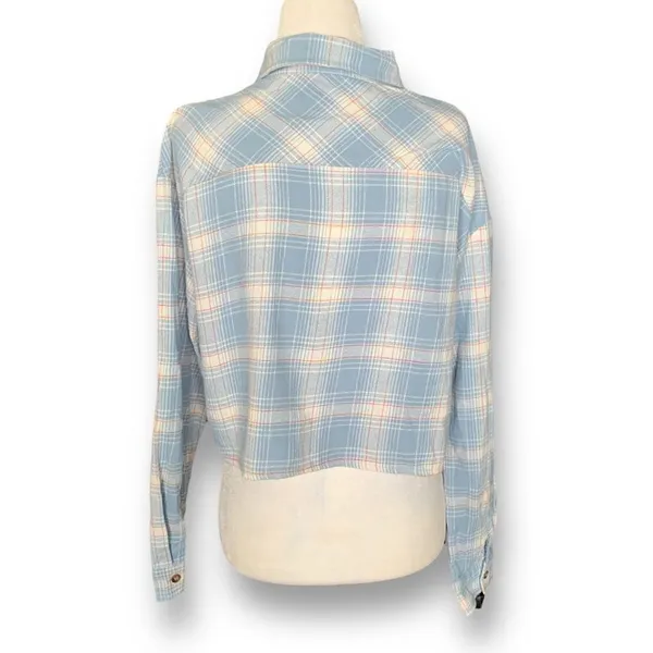 Timing Women's Blue Plaid‎ Flannel Cropped Long Sleeve Button Down Shirt Small - Image 3