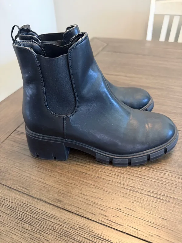 Black Leather Chelsea Pull - Image 2