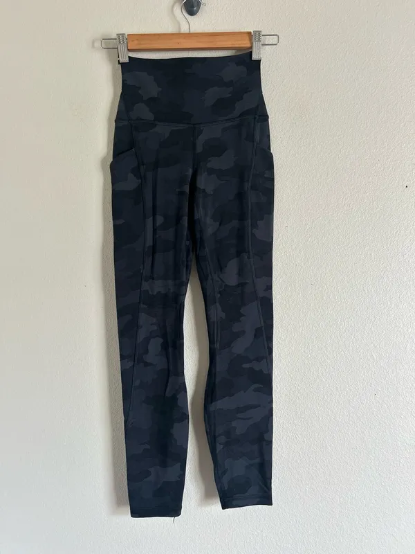 Lululemon Women's Black Gray Camouflage Nylon Lycra Leggings Size 2 - Image 2