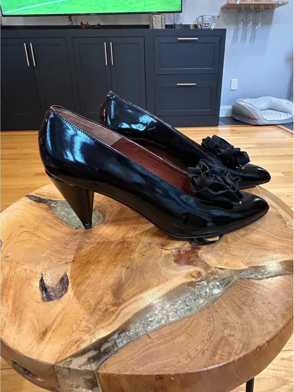 Paloma Made in Italy Black Patent Leather Heels with Decorative Flower Accent - Image 2