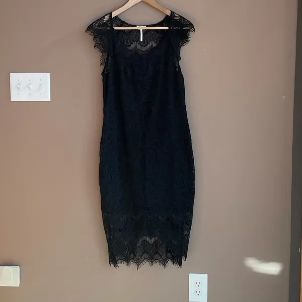 Free People Peekaboo Scalloped Lace Slip Dress‎ in Black Size Small - Image 4