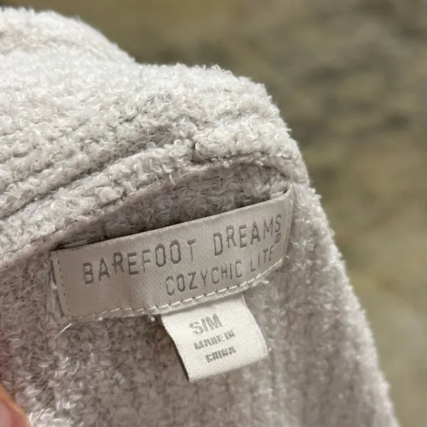Barefoot dreams cozy chic fluffy robe - Image 5