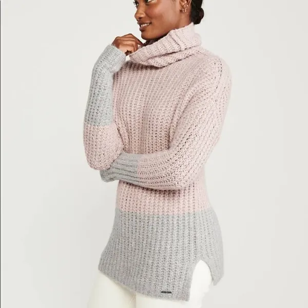 Abercrombie ✨ Women's Turtleneck Sweatet✨ - Image 3