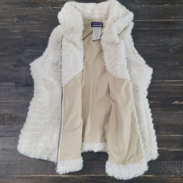 Patagonia Women’s Medium Fleece Vest – Outdoor Layering Essential - Image 3