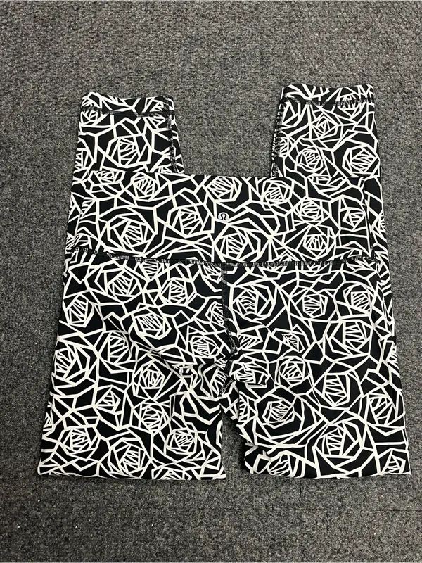 Lululemon black and white rose leggings size 8 - Image 5