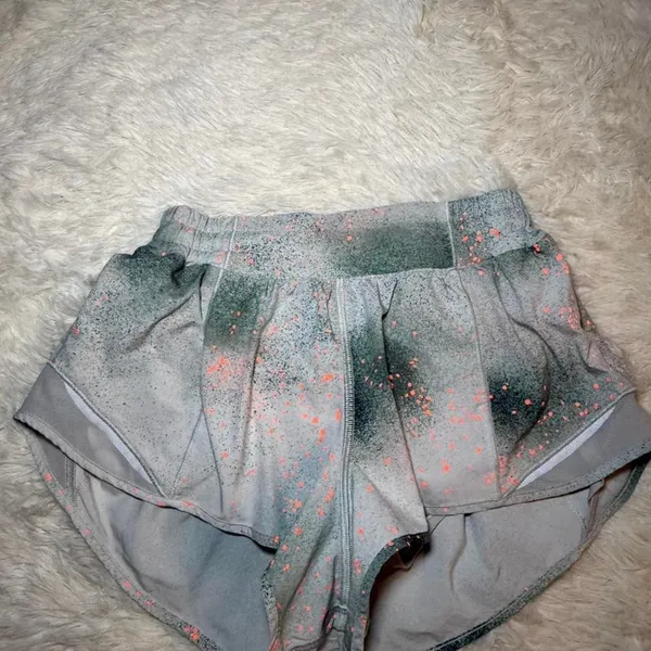 Lululemon Hotty Hot LR Short 2.5" Lined Reflective Size‎ 4 NWOT - Image 3