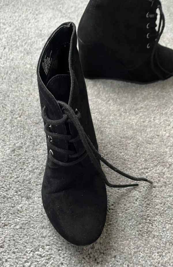 Black Wedge Heels Size 6 - Image 3