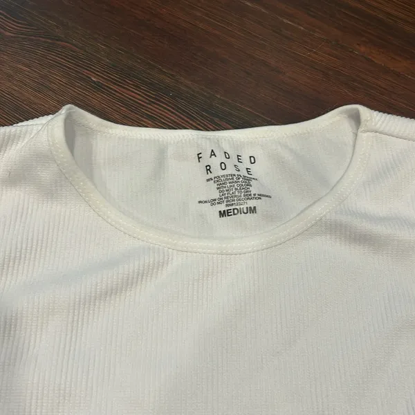 Faded rose white crop top with silver dangles Size M - Image 3