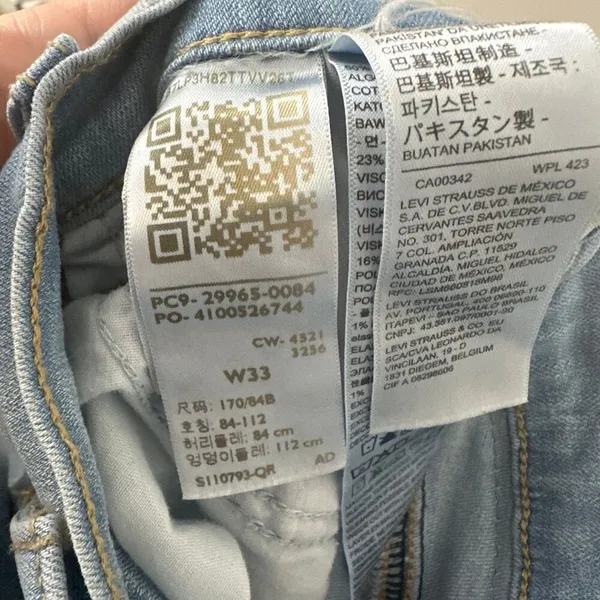 Levi's Mid Length Shorts Size 33 - Image 5
