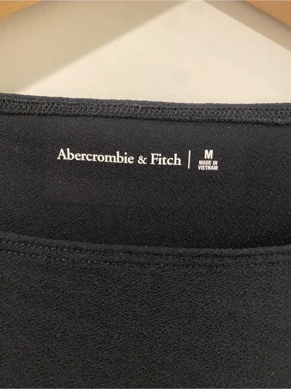 Abercrombie & Fitch Long Sleeve Asymmetrical Bottom Slit Top Size Medium - Image 3