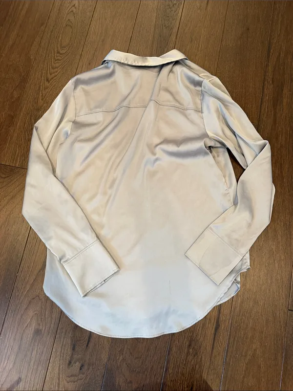 H&M Women's Light Gray Satin Button-Down Shirt Size Small - C27-180 - Image 6