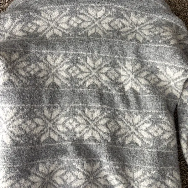 Cupcakes & Cashmere Super Soft Snowflake Sweater - Image 9