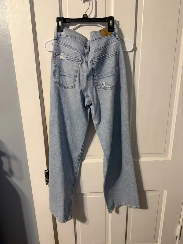 American Eagle 90s Boyfriend Jeans Distressed - Image 2