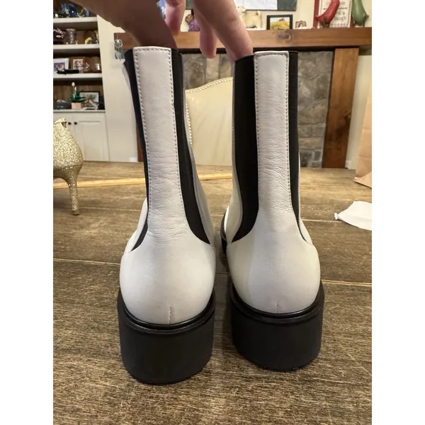 STUART WEITZMAN LODGE ZIP BOOTIE WHITE ANKLE BOOTS FRONT ZIPPER SHOE Size 8 - Image 5